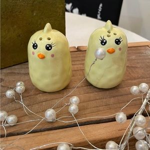 “TEN STRAWBERRY STREET”  DIMPLED YELLOW CHICKS EASTER SALT & PEPPER SET HTF
